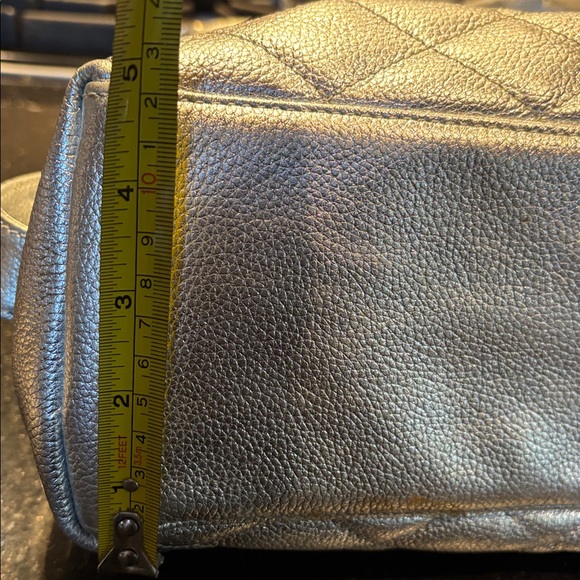 Brighton “My Flat in London” Queen Bee Leather Silver Quilted Tote I ❤️OFFERS!